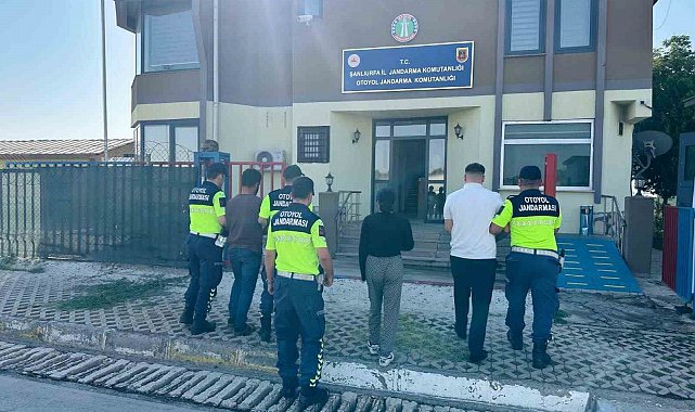 Kendilerini polis olarak tanıtan dolandırıcılar jandarmaya yakalandı