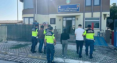 Kendilerini polis olarak tanıtan dolandırıcılar jandarmaya yakalandı