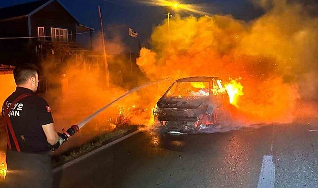 Keşan'da alev topuna dönen otomobil kullanılamaz hale geldi