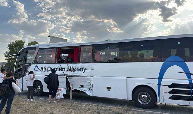 Kırıkkale'de yolcu otobüsü ve iki tır kavşakta çarpıştı: 1 yaralı