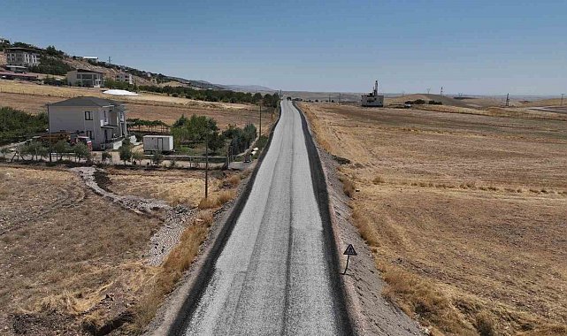 Kırsal yollarda sathi kaplama çalışmaları sürüyor