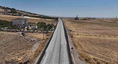 Kırsal yollarda sathi kaplama çalışmaları sürüyor