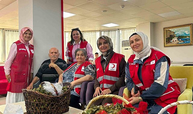 Kızılay'dan huzurevi sakinlerine fındık ikramı