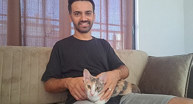 Klimada mahsur kalan kedisini kabloyla bağladığı plaj çantasıyla kurtardı