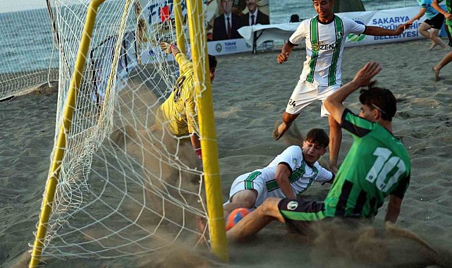 Kocaali sahilinde plaj futbolu heyecanı