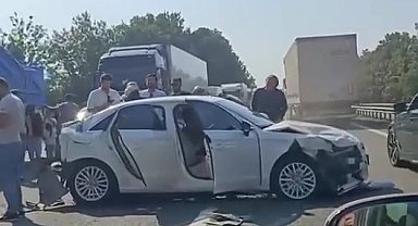 Kocaeli'de iki ayrı noktada 8 araç zincirleme kazaya karıştı