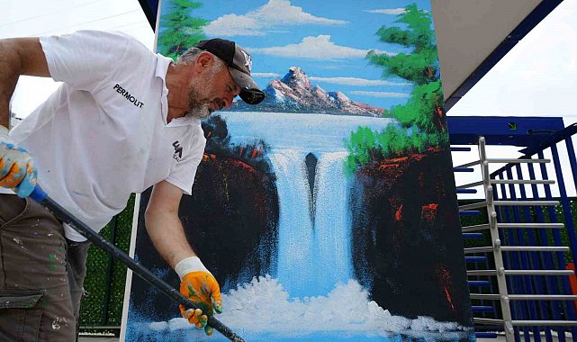 Kocaeli'nin "Bob Ross"u sokakları renklendiriyor