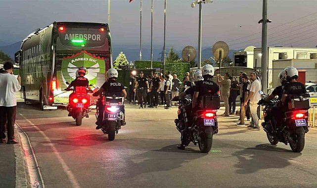Kocaelispor- Amed SF maçı öncesi takımlar stada geldi