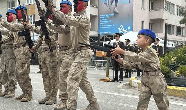 Komandoların gösterisine eşlik eden minik asker izleyenleri mest etti