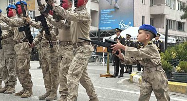 Komandoların gösterisine eşlik eden minik asker izleyenleri mest etti