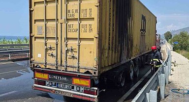 Kömür yüklü tırın lastiği patladı, çıkan yangın büyümeden söndürüldü
