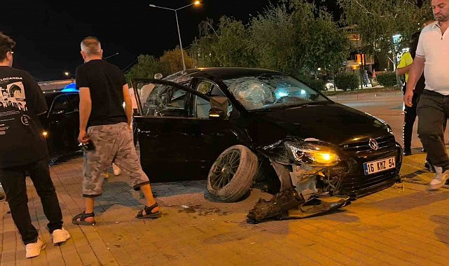 Kontrolden çıkan araç iki otomobile çarptı: 2 yaralı