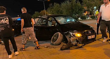 Kontrolden çıkan araç iki otomobile çarptı: 2 yaralı