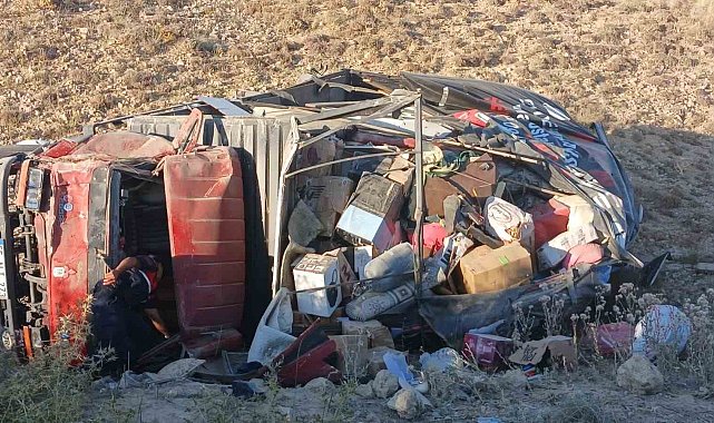 Kontrolden çıkan kamyon devrildi, 2 kişi yaralandı