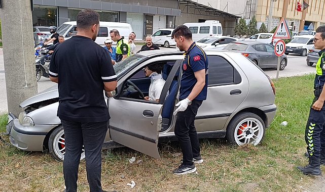Kontrolden çıkan otomobil beton direğe çarptı: 1 yaralı
