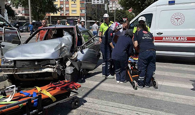 Kontrolden çıkan otomobil önce yayaya ardından sinyalizasyon direğine çarptı: 2 yaralı