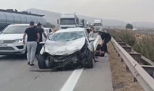 Kontrolden çıkan otomobil tıra ve bariyerlere çarptı: 3 yaralı