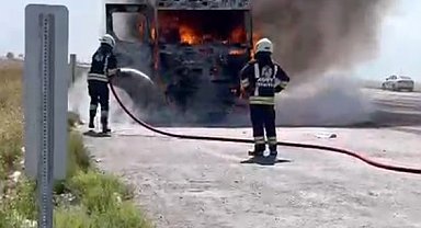 Konya'da tırın çekici bölümünde çıkan yangın paniğe neden oldu