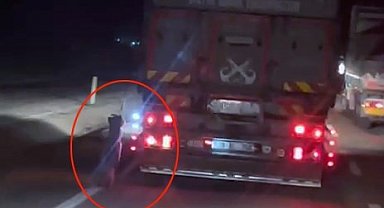 Köpeği kamyonetin arkasına bağlayıp sürükledi