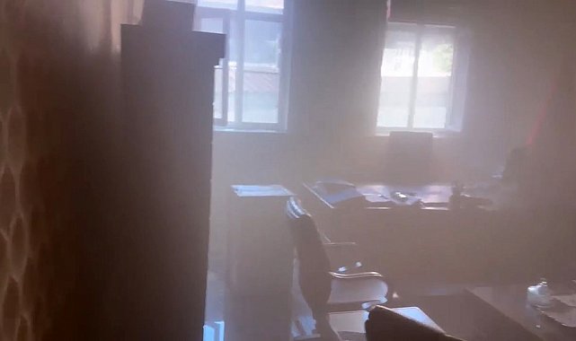 Kovancılar Öğretmenevi'nde buzdolabı yangına neden oldu: 5 kişi dumandan etkilendi