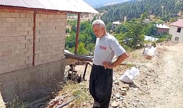 Kozan'da açıkta bırakılan su borusu vatandaşı mağdur ediyor