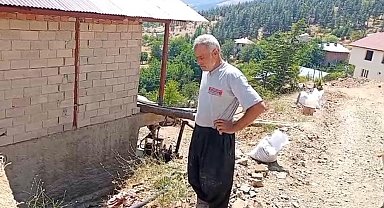Kozan'da açıkta bırakılan su borusu vatandaşı mağdur ediyor