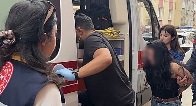 Küçük çekiçle apartmanı birbirine katan kadının korkan çocuğunu polis sakinleştirdi