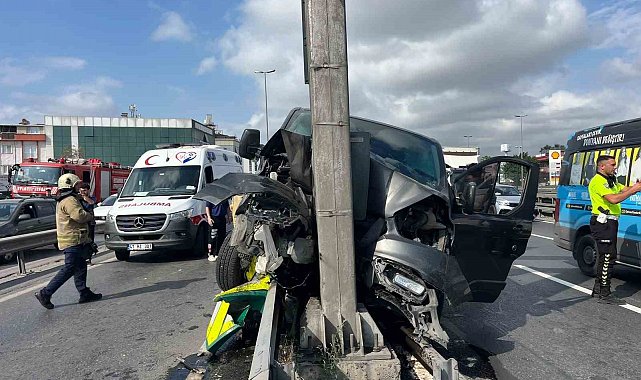 Küçükçekmece E5'te yaz kursuna giden çocukları taşıyan araç önce bariyere ardından direğe çarptı: 12 çocuk ve şoför yaralandı
