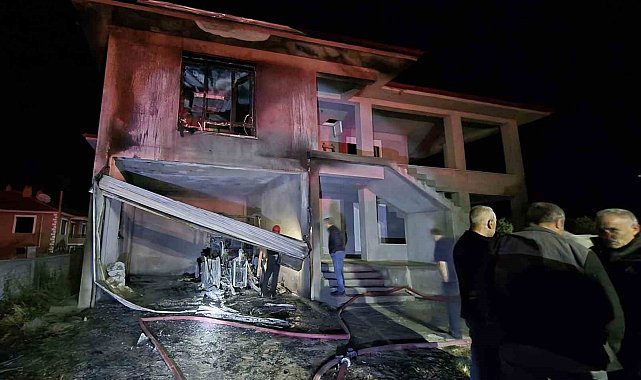 Kulu'da inşaatın garajındaki traktör yandı