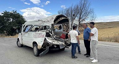Kulu'da kamyonet ile minibüs çarpıştı