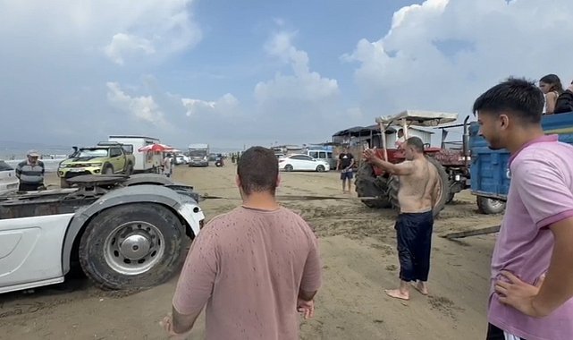 Kuma gömülen tırı iki traktör kurtardı