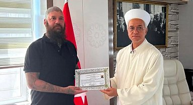 Kur'an-ı Kerim'den etkilenen Macar turist müslüman oldu