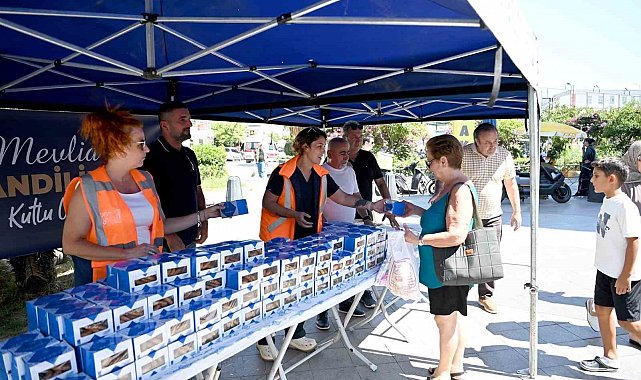 Kuşadası'nda Mevlit Kandili'nde vatandaşlara kandil simidi ikramı