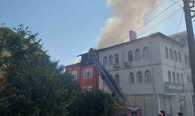 Kütahya'da 3 katlı binanın çatısında yangın