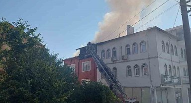 Kütahya'da 3 katlı binanın çatısında yangın