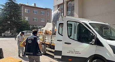 Kütahya'da emekli profesörün iki dairesinden tonlarca eşya ve çöp çıktı