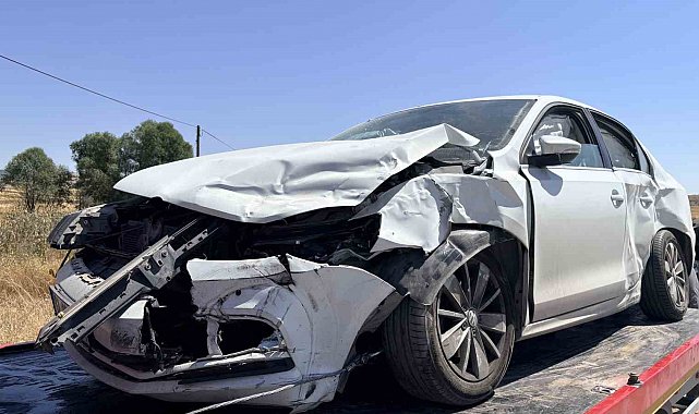 Kütahya'da kavşakta 2 otomobil çarpıştı, 3 yaralı