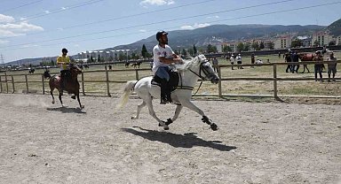 Kütahya'da Rahvan At Yarışları nefes kesti: 43 ilden 130'un üzerinde at şampiyonluk için koştu