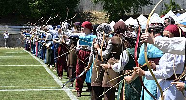 Kütahya'da tarihi Ok Meydanı'nda 490 sporcu şampiyonluk için ok atıyor