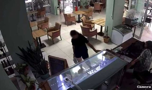 Kütüphaneden kitap çaldı, kameraya yakalandı