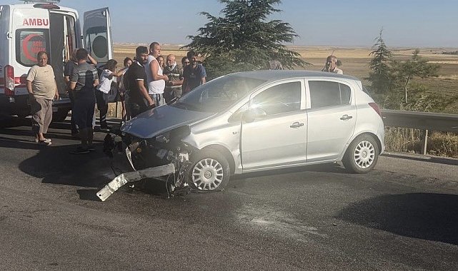 Lastiği patlayan araç bariyerlere girdi: 1'i çocuk 3 yaralı