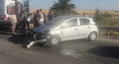 Lastiği patlayan araç bariyerlere girdi: 1'i çocuk 3 yaralı