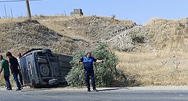 Lastiği patlayan araç takla attı: 2 yaralı