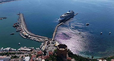 Lüks kruvaziyer bin 807 turist ile Alanya iskelesine demir attı