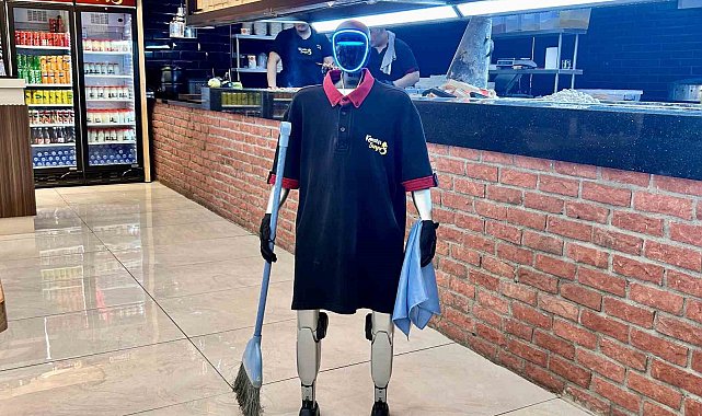 Maaşı ve izin günü olan robot garson, müşterilerin ilgi odağı oldu