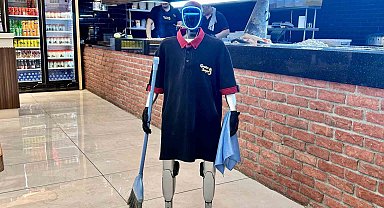 Maaşı ve izin günü olan robot garson, müşterilerin ilgi odağı oldu