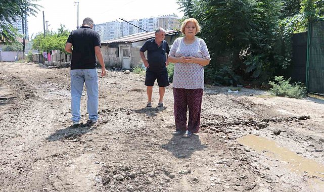 Mahalleliden bozuk yol tepkisi: "Kağnı geçmeye çalışsa geçemez"
