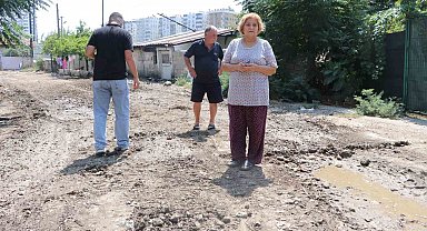 Mahalleliden bozuk yol tepkisi: "Kağnı geçmeye çalışsa geçemez"