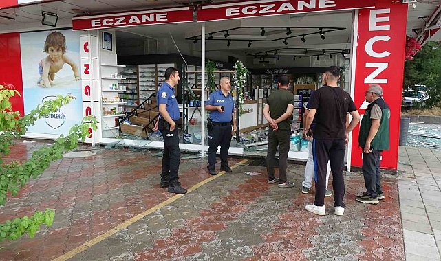 Malatya'da şiddetli fırtına ağaçları devirdi, iş yerlerinin camları patladı