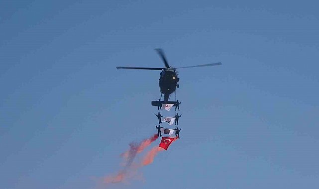 Malazgirt'te jandarma helikopterlerinin gösterisi nefes kesti